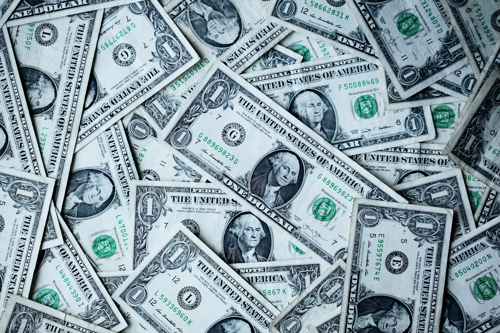Banknotes in several currencies